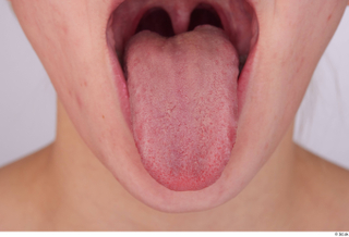 Unaisa tongue 0001.jpg